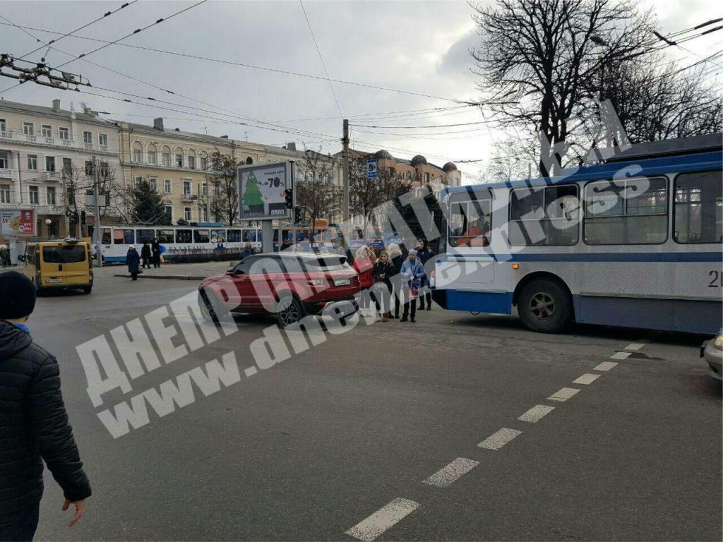 В центре Днепра «притерлись» троллейбус и авто: на дороге пробка. Новости Днепра