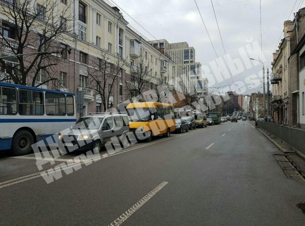 В центре Днепра «притерлись» троллейбус и авто: на дороге пробка. Новости Днепра