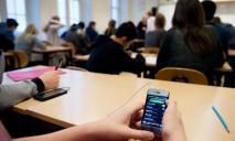 В Украине предлагают запретить школьникам использовать смартфоны на уроках
