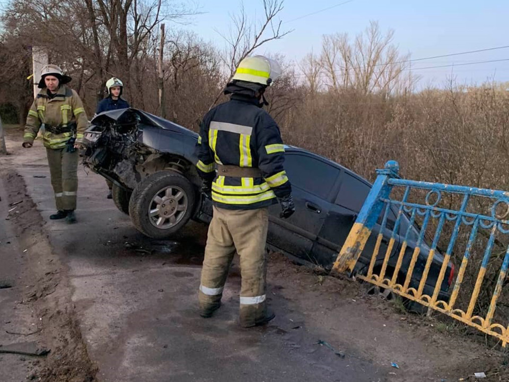 В Кривом Роге авто чуть не слетело с моста. Новости Днепра