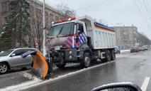Непогода в Днепре: коммунальщики продолжают бороться со снегопадом