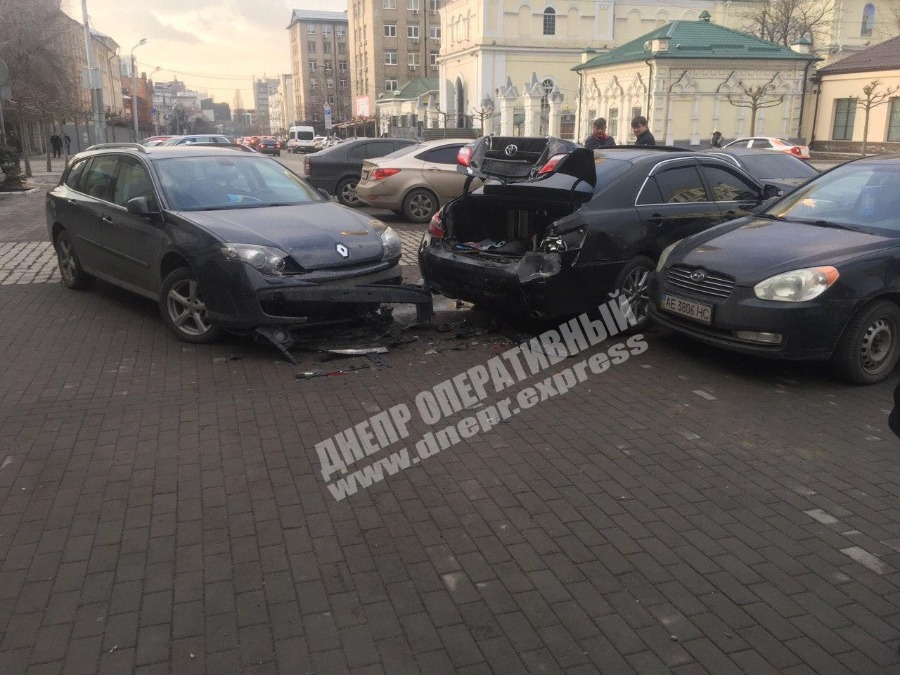 В центре Днепра у водителя заклинило педаль, и он снес 2 машины: видео момента аварии. Новости Днепра