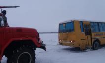 Последствия стихии: в снегу застрял школьный автобус