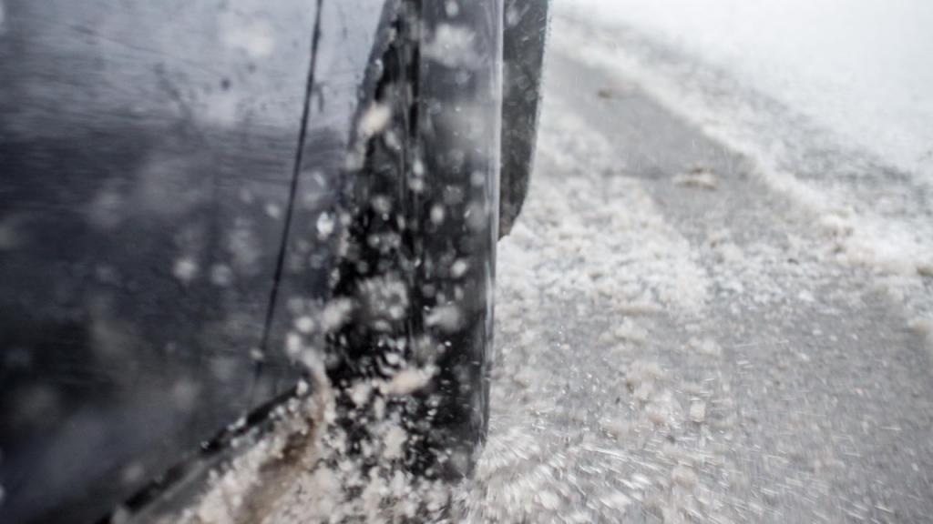 Сильные метели и гололед: правила безопасности на зимних дорогах. Новости Днепра