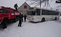 «В снежном плену»: под Днепром автобус с пассажирами застрял в сугробе