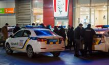 Драка и выстрелы у торгового центра в Днепре: появилось видео