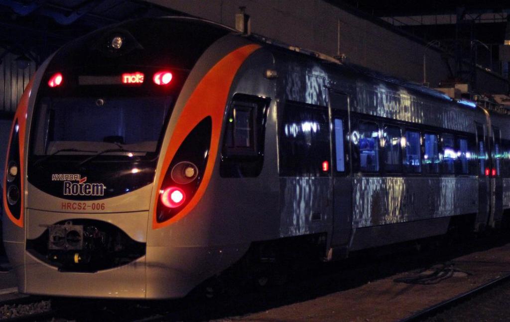 Поезд «Интерсити» опоздал на час из-за дебоша пьяных подростков. Новости Украины
