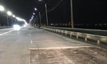 «Можно повредить колеса»: в Днепре начался «ямочный» ремонт моста