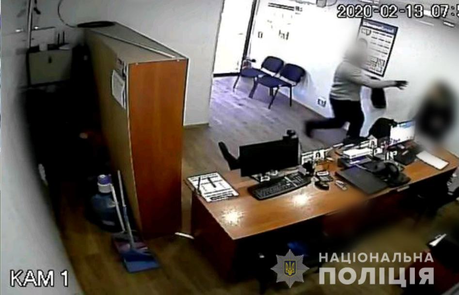 Забежал и угрожал пистолетом: мужчина напал на работницу кредитного учреждения. Новости Днепра