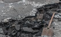 «Из-за непогоды»: в центре Днепра провалился асфальт