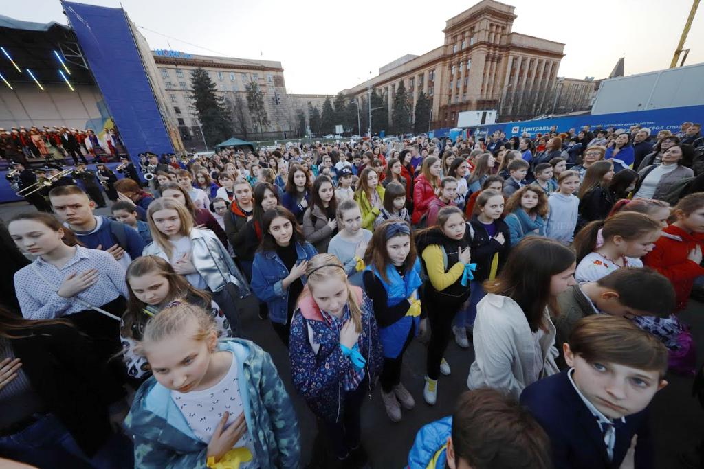 В центре Днепра сотни горожан спели гимн Украины. Новости Днепра