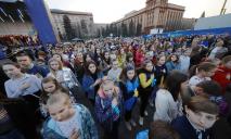 В центре Днепра сотни горожан спели гимн Украины