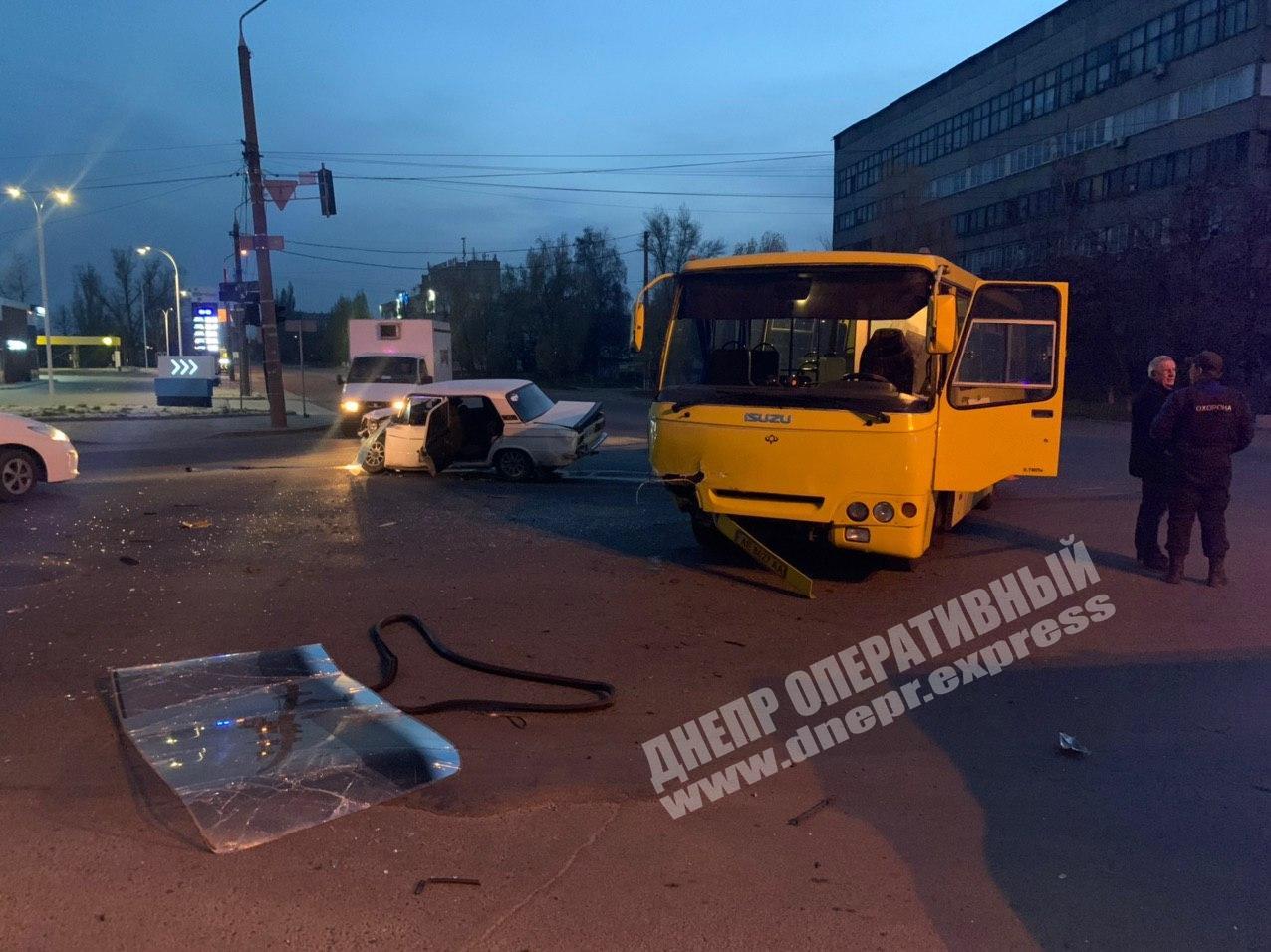В Днепре в ДТП попал автобус с пассажирами. Новости Днепра