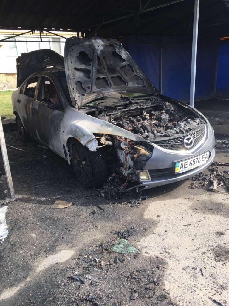 Под Днепром горели 5 авто: видео момента поджога. Новости Днепра