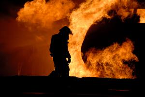 Спасатели тушили пожар на складах. Новости Днепра