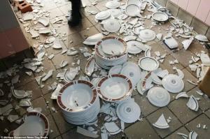 Молодые люди бросали тарелки с 9-го этажа: повреждены машины. Новости Днепра