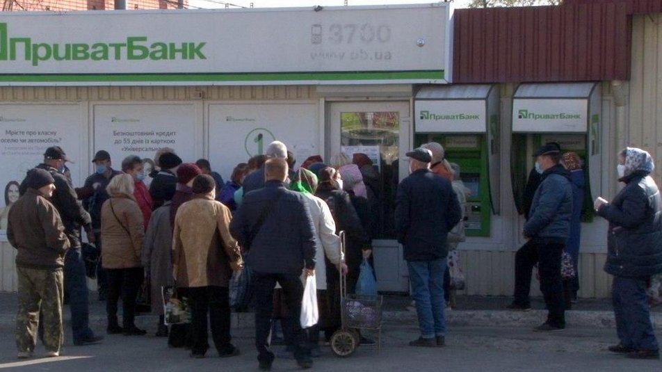У отделений «Приватбанка» в Днепре собираются огромные очереди. Новости Днепра