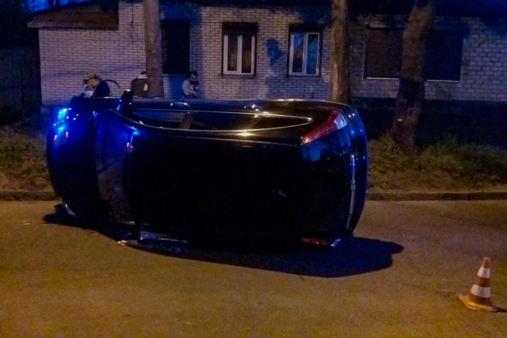 «Не справился с управлением»: в Днепре перевернулся автомобиль. Новости Днепра