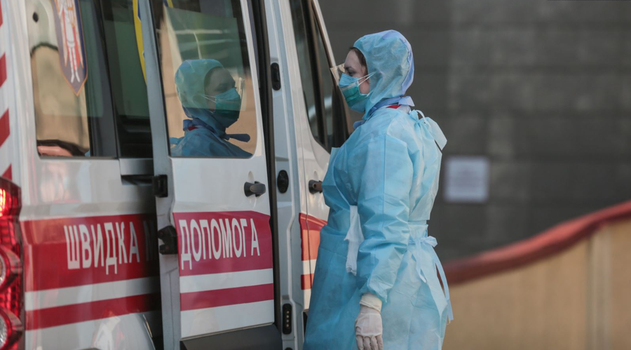 Медработникам, которые борются с коронавирусом, в 3 раза увеличили оклад. Новости Украины
