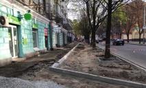 В центре Днепра обустраивают парковку вместо тротуара