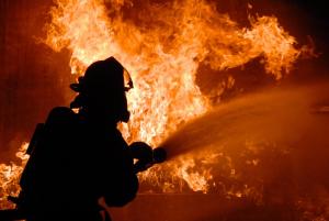 В Днепре 15 спасателей тушили масштабный пожар в доме: загорелось соседнее здание. Новости Днепра
