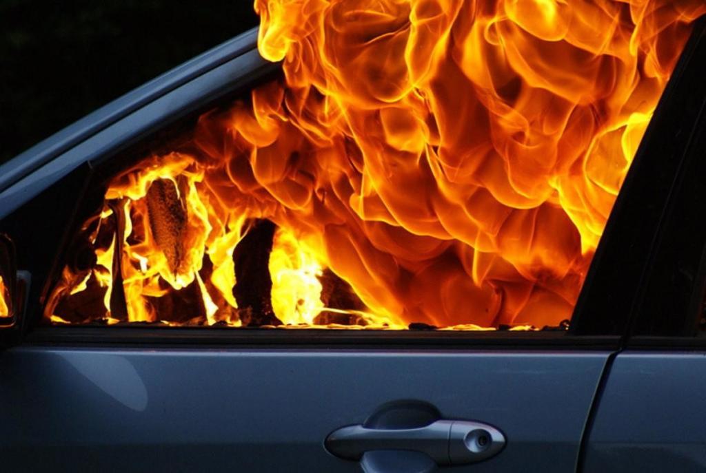 Пожар на дороге: машину полностью охватило огнем. Новости Днепра