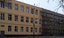 «Безвкусица и жлобство»: в Днепре испортили фасад одной из старейших школ
