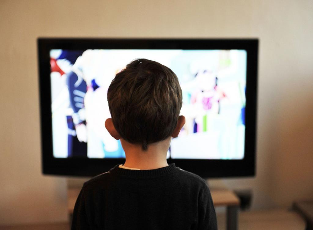Уроки для школьников будут транслировать по телевизору: где и когда смотреть. Новости Украины