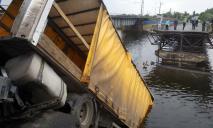 Обвал моста с фурой: спасатели продолжают ликвидацию происшествия