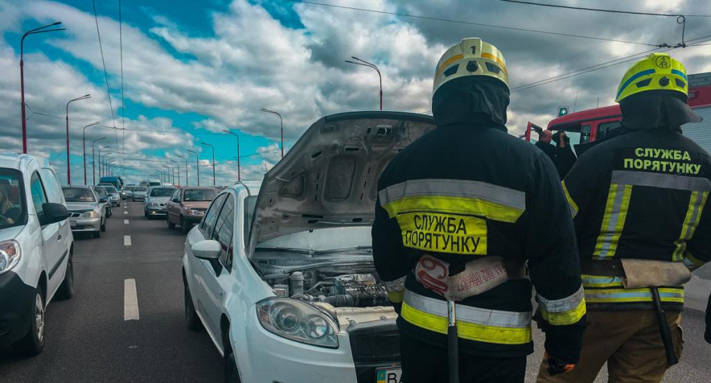 В Днепре на Новом мосту загорелось авто: образовалась большая пробка. Новости Днепра