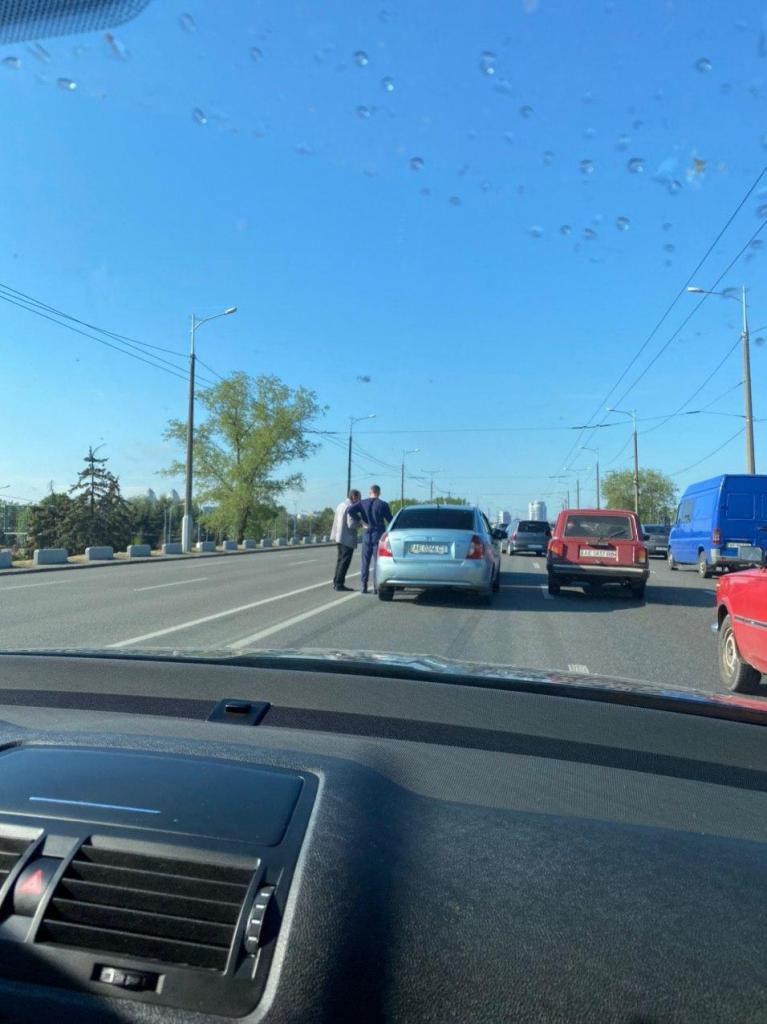 Серьезная пробка: 2 ДТП на Новом мосту в Днепре. Новости Днепра