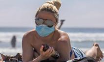 Нужно ли носить маску на пляже: ответ Минздрава