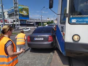 Автомобиль припаркован таким образом, что заграждает движение электротранспорта. Новости Днепра