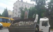 Очередной провал в Днепре: грузовик ушел под землю