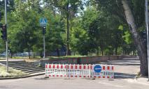 Провал дороги в центре Днепра: движение все еще перекрыто