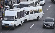 Очередной скандал в маршрутке Днепра: пассажира без маски пытались вытолкать