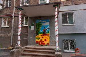 Рисунок на входной двери в дом нарисовал художник, а инициировал это один из жильцов дома. Новости Днепра