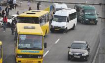 Скандал в маршрутке Днепра: водитель вытолкал пассажира из салона