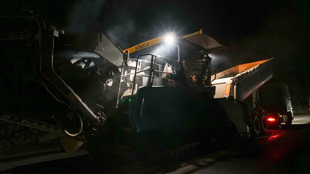 Новости Днепра про В Днепропетровской области дороги ремонтируют и днем, и ночью: в Сети опубликованы зрелищные ночные фото