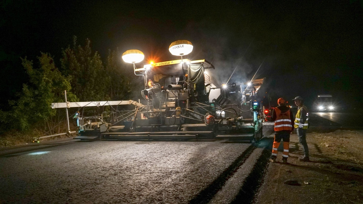 Новости Днепра про В Днепропетровской области дороги ремонтируют и днем, и ночью: в Сети опубликованы зрелищные ночные фото