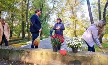 В годовщину трагедии к памятнику расстрелянным мирным жителям активисты ОПЗЖ Соборного района возложили цветы