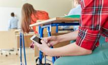 Детям хотят запретить пользоваться телефонами в школе