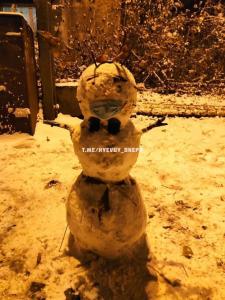 Со вчерашнего вечера Днепр и область стало засыпать снегом. Некоторые жители Днепра подошли к этому творчески и уже успели сделать скульптуры из снега. Новости Днепра