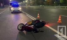 Не справился с управлением: мотоциклист упал посреди дороги