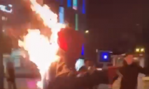 Видео момента: в центре Днепра горел парень