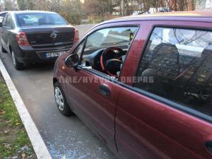 Новости Днепра про В Днепре неизвестные разбили окна в автомобиле