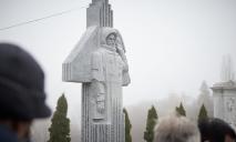 На Байковом кладбище установили памятник первому космонавту Украины Леониду Каденюку