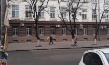В Днепре абсолютно голый мужчина расхаживал по площади (ФОТО)