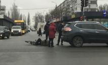 Велосипедист в Днепре попал под колеса джипа (ВИДЕО МОМЕНТА)