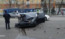 Volkswagen и Mercedes Sprinter не поделили дорогу на выезде из Днепра (ФОТО)